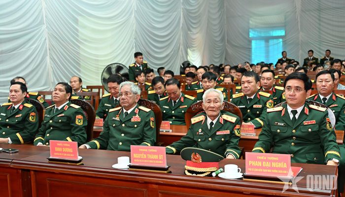 Thiếu tướng Phan Đại Nghĩa và các đại biểu dự buổi lễ.