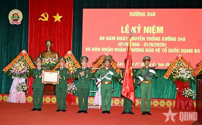 Thừa ủy quyền của Chủ tịch nước, Thiếu tướng Phan Đại Nghĩa trao Huân chương Bảo vệ Tổ quốc hạng Ba cho Xưởng 340.