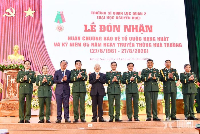 Thượng tướng Nguyễn Văn Gấu và các đại biểu chụp ảnh với Ban giám hiệu nhà trường. 