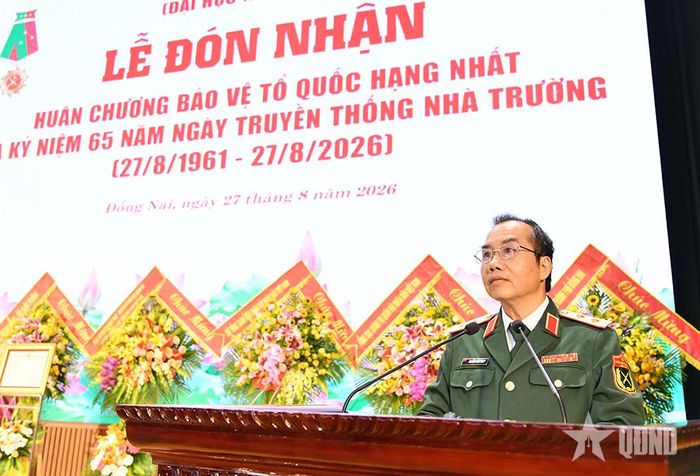 Trung tướng Nguyễn Xuân Sơn, Bí thư Đảng ủy, Chính ủy Trường Sĩ quan Lục quân 2 phát biểu đáp từ.
