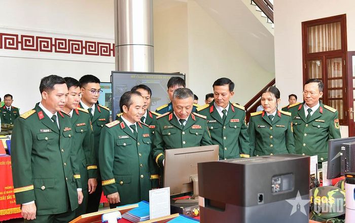 Thượng tướng Lê Quang Minh, Phó chủ nhiệm Tổng cục Chính trị và các đại biểu tham quan trưng bày chào mừng kỷ niệm.