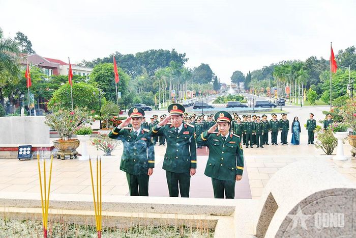 Thượng tướng Nguyễn Văn Gấu và các đại biểu dâng hương tại Tượng đài Hoàng đế Quang Trung - Nguyễn Huệ.