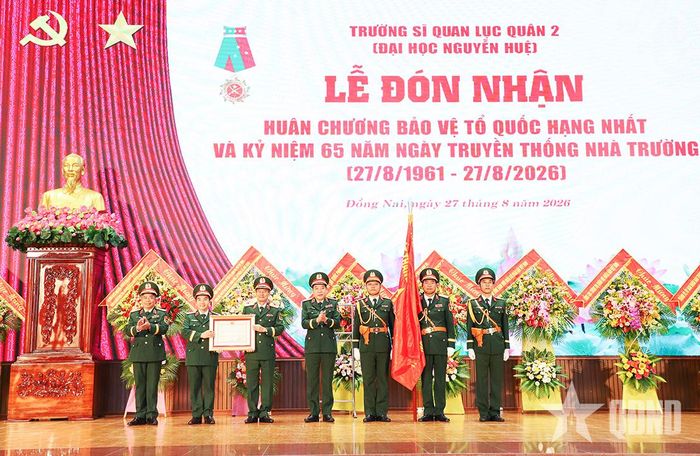  Thừa ủy quyền của Chủ tịch nước, Thượng tướng Nguyễn Văn Gấu trao Huân chương Bảo vệ Tổ quốc hạng Nhất tặng Trường Sĩ quan Lục quân 2.  