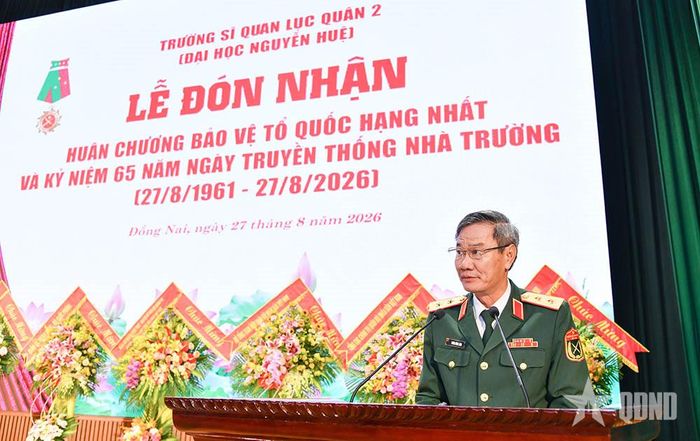 Trung tướng, TS Lương Đình Lành, Hiệu trưởng Trường Sĩ quan Lục quân 2 trình bày diễn văn kỷ niệm.