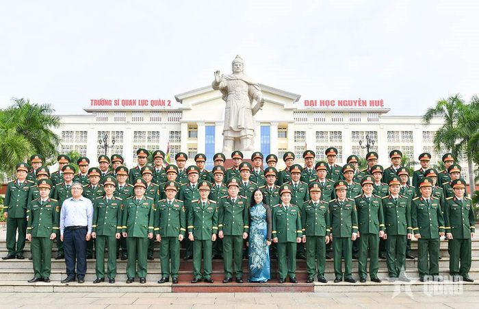 Các đại biểu chụp ảnh chung.