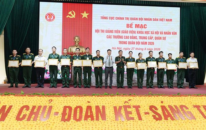 Ban tổ chức trao bằng khen tặng các cá nhân có thành tích xuất sắc, đạt giải trong hội thi.