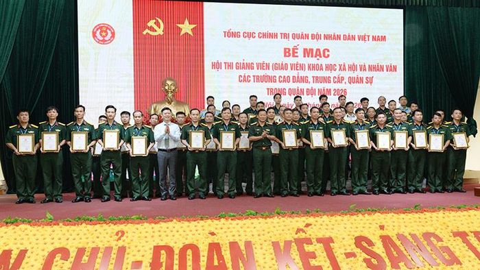 Ban tổ chức trao chứng nhận cho giảng viên (giáo viên) đạt loại giỏi trong hội thi.