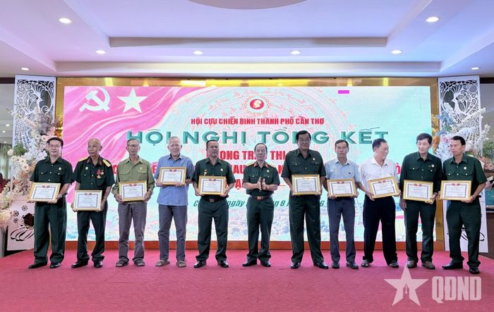 Lãnh đạo Hội Cựu chiến binh TP Cần Thơ trao bằng khen của Hội Cựu chiến binh thành phố tặng các tập thể, cá nhân đạt thành tích cao trong phong trào.