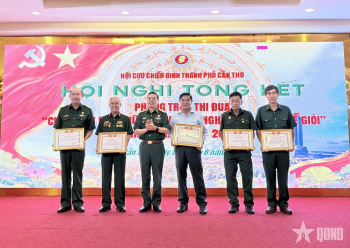  Trung tướng Nguyễn Văn Hạnh trao bằng khen của Hội Cựu chiến binh Việt Nam tặng tập thể và cá nhân điển hình tiên tiến trong phong trào thi đua. 