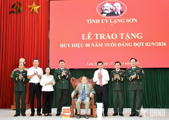 Các đại biểu chúc mừng đồng chí Hoàng Minh Khoa nhận Huy hiệu 80 năm tuổi Đảng.