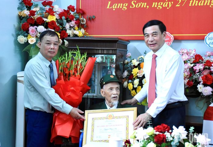 Đại tướng Phan Văn Giang trao Huy hiệu 80 năm tuổi Đảng tặng đồng chí Nguyễn Thuận An.