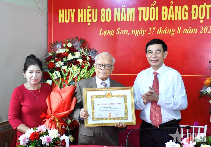 Đại tướng Phan Văn Giang trao Huy hiệu 80 năm tuổi Đảng tặng đồng chí Hoàng Hai.