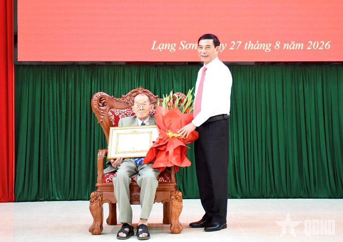 Thay mặt lãnh đạo Đảng, Nhà nước, Đại tướng Phan Văn Giang trao Huy hiệu 80 năm tuổi Đảng tặng đồng chí Hoàng Minh Khoa.