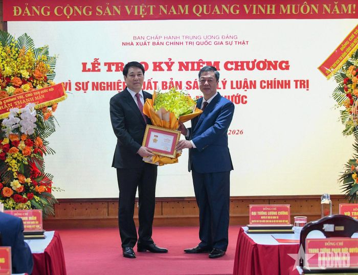 Giám đốc, Tổng biên tập Nhà xuất bản Chính trị quốc gia Sự thật Vũ Trọng Lâm trao Kỷ niệm chương “Vì sự nghiệp xuất bản sách lý luận chính trị của Đảng và Nhà nước" tặng Đại tướng Lương Cường, nguyên Chủ tịch nước.