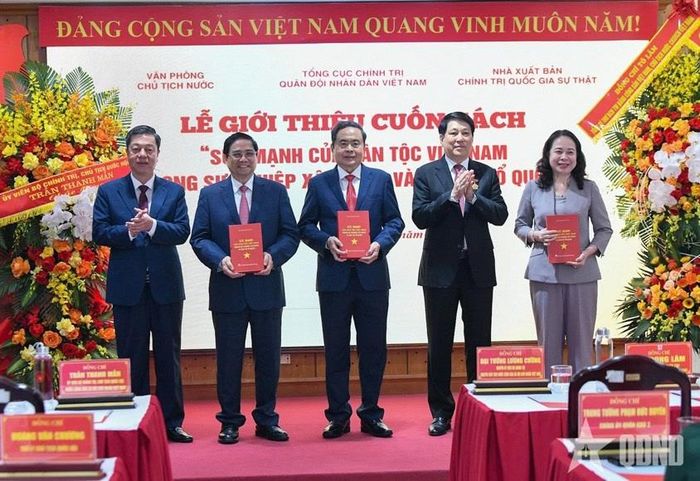  Đại tướng Lương Cường, nguyên Chủ tịch nước trao sách tặng Chủ tịch Quốc hội Trần Thanh Mẫn, nguyên Thủ tướng Chính phủ Phạm Minh Chính, Phó chủ tịch nước Võ Thị Ánh Xuân. 