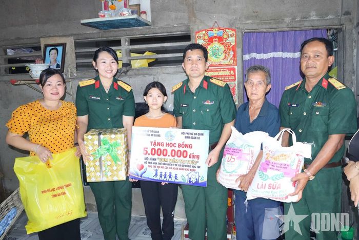 Đoàn công tác thăm, trao quà hỗ trợ cháu Nguyễn Thị Minh Kiều tại phường Thới Sơn, tỉnh An Giang.