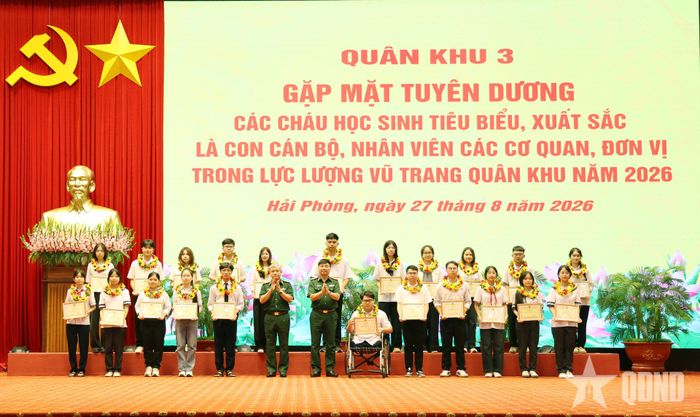  Thiếu tướng Nguyễn Nam Tiến và Thiếu tướng Phạm Hoàng Long, Phó tham mưu trưởng Quân khu 3 tuyên dương các cháu đoạt giải cấp tỉnh, thành phố. Ảnh: VĂN MINH  
