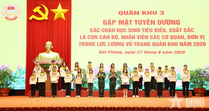  Trung tướng Lương Văn Kiểm và Thiếu tướng Khúc Thành Dư trao bằng khen tặng các cháu đoạt giải quốc tế và quốc gia. Ảnh: VĂN MINH  
