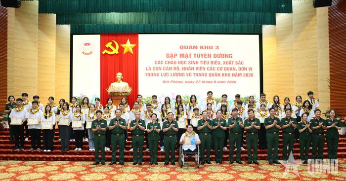   Thủ trưởng Bộ tư lệnh Quân khu 3 cùng các đại biểu chụp ảnh lưu niệm với các cháu học sinh. Ảnh: VĂN MINH  
