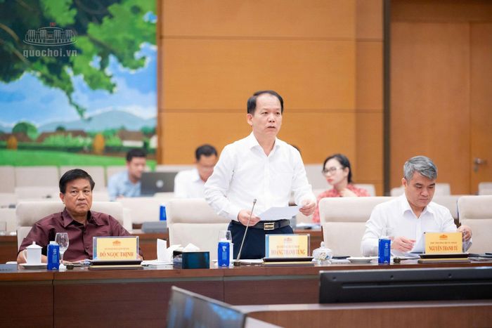  Bộ trưởng Bộ Tư pháp Hoàng Thanh Tùng trình bày tờ trình dự án Luật Luật sư (sửa đổi). Ảnh: quochoi.vn 