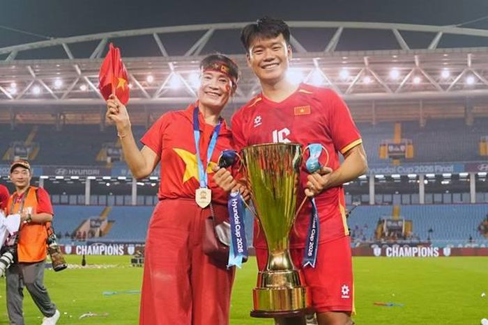  Trung vệ thép Thành Chung là điểm tựa quan trọng của hàng thủ Việt Nam khi đối đầu với những hàng công mạnh của các đối thủ Đông Nam Á. Ảnh: MC