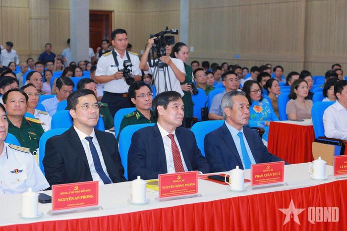 Các đại biểu tham dự bế mạc hội thi.