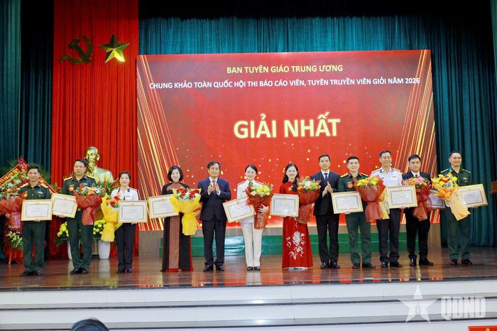 Các thí sinh đoạt giải Nhất tại hội thi.