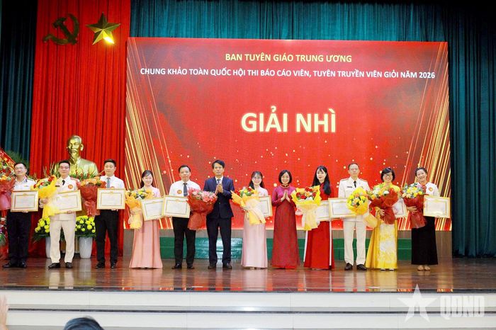 Các thí sinh đoạt giải Nhì tại hội thi. 