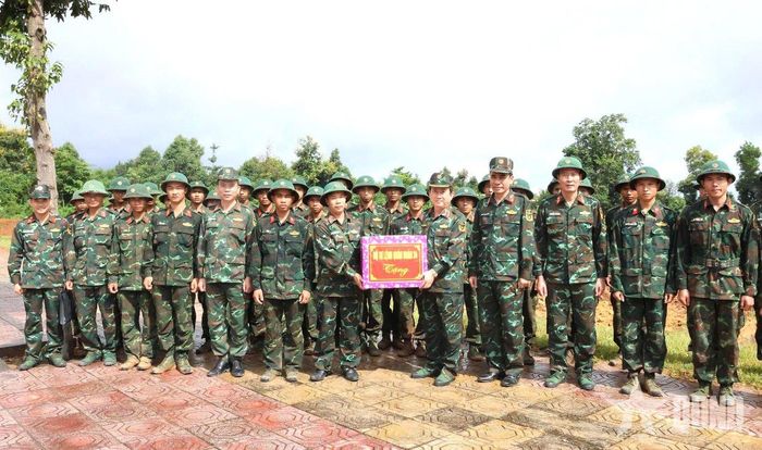  Đoàn công tác trao quà tặng Đội tìm kiếm, quy tập hài cốt liệt sĩ. 
