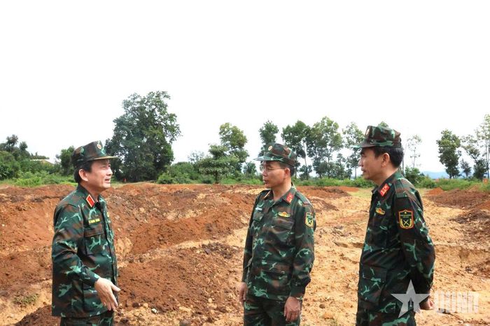 Trung tướng Lê Minh Quang trao đổi với cán bộ Sư đoàn 10 về công tác tìm kiếm, quy tập hài cốt liệt sĩ.