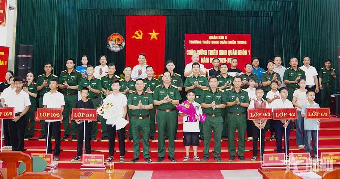 Đại biểu Quân khu 5 và Ban giám hiệu Nhà trường cùng đại đội quản lý học viên chụp ảnh cùng học sinh 2 khối lớp đầu tiên của Nhà trường.