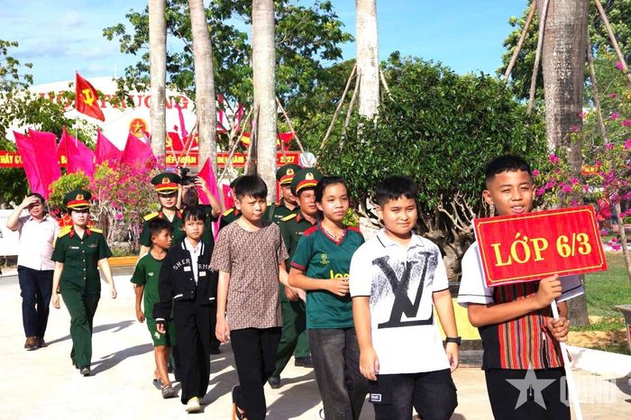 Các học sinh khối lớp 6 đầu tiên của Trường Thiếu sinh quân miền Trung được biên chế về các đại đội của Nhà trường.