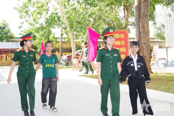Học sinh nữ được các cô giáo dẫn về khu nội trú.