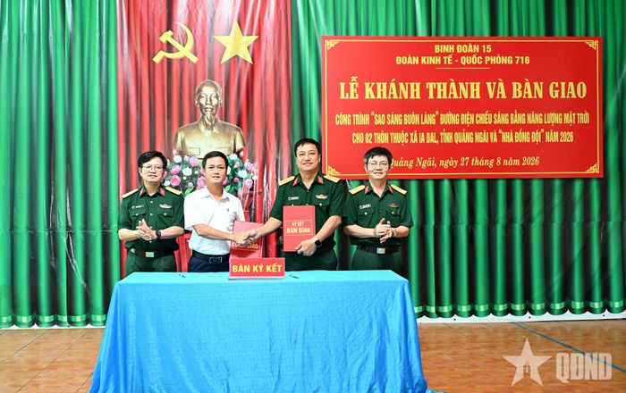 Đoàn Kinh tế - Quốc phòng 716 và xã Ia Đal ký biên bản bàn giao công trình "Sao sáng buôn làng".
