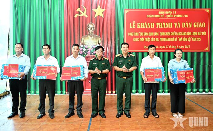 Đại tá Lưu Văn Đoàn, Phó chủ nhiệm Chính trị Binh đoàn 15, Thượng tá Hoàng Văn Quyết, Đoàn trưởng Đoàn Kinh tế - Quốc phòng 716 trao quyết định hỗ trợ xây "Nhà đồng đội" và quà tặng các gia đình.