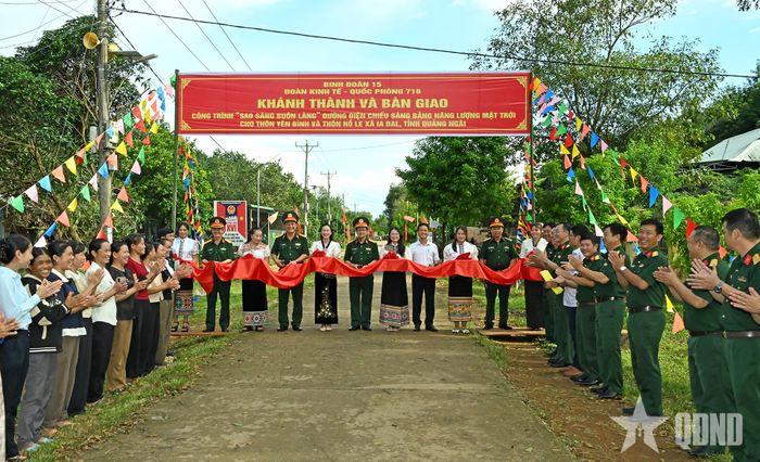 Các đại biểu cắt băng khánh thành, bàn giao công trình "Sao sáng buôn làng" cho thôn Yên Bình, xã Ia Đal.