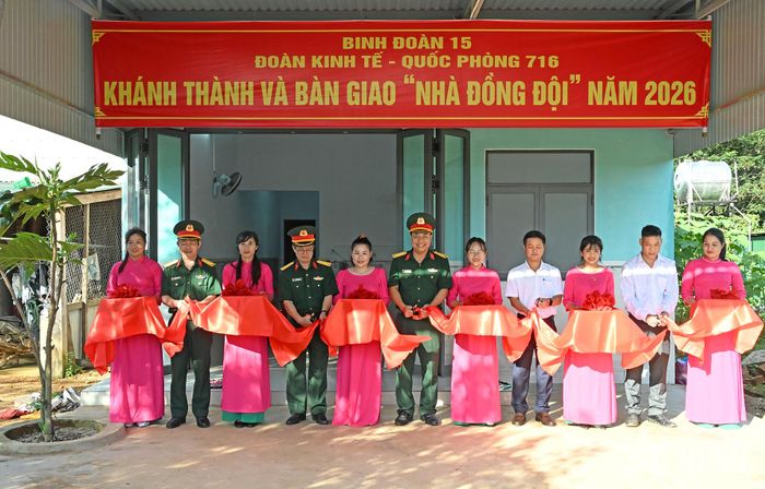 Các đại biểu cắt băng khánh thành, bàn giao "Nhà đồng đội" cho gia đình anh Lê Văn Danh, công nhân Đội 3 (Đoàn Kinh tế - Quốc phòng 716).