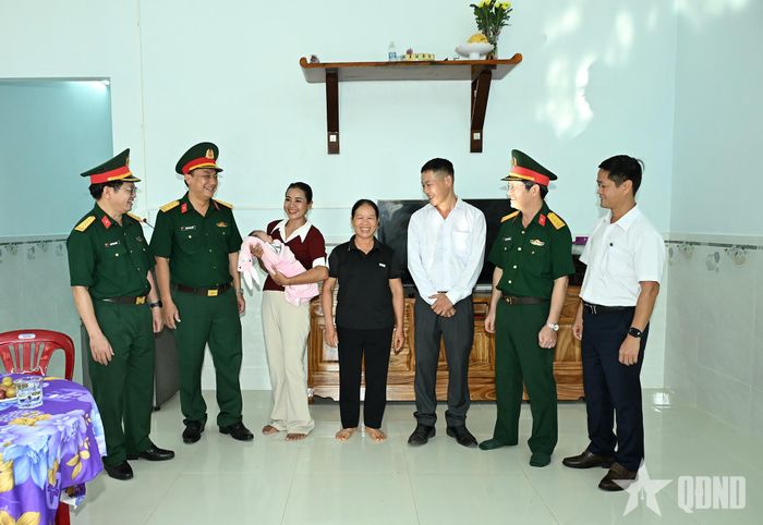 Lãnh đạo Phòng Chính trị Binh đoàn 15, Đoàn Kinh tế - Quốc phòng 716 và địa phương chia sẻ niềm vui về nhà mới với gia đình anh Lê Văn Danh.