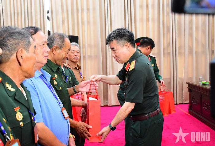 Trao quà của Bộ Quốc phòng tặng các đại biểu người có công với cách mạng tỉnh Lâm Đồng. 