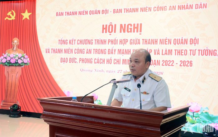  Chuẩn đô đốc Đỗ Văn Yên, Phó chính ủy Quân chủng Hải quân phát biểu chào mừng hội nghị.