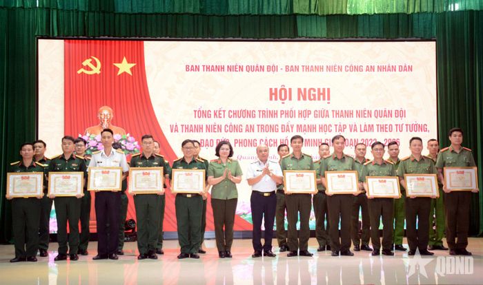  Ban tổ chức trao Bằng khen của Trung ương Đoàn tặng các tập thể có thành tích xuất sắc trong triển khai, thực hiện chương trình phối hợp.