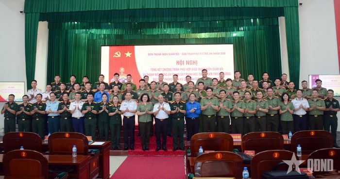  Các đại biểu chụp ảnh chung.