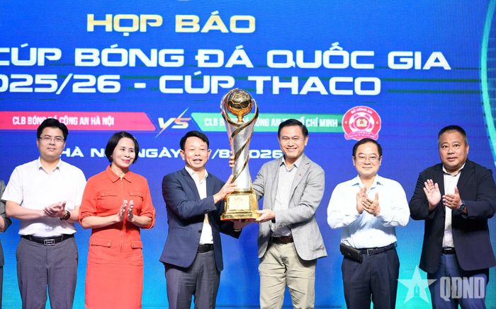 Ban tổ chức giới thiệu danh hiệu siêu cúp phiên bản mới.