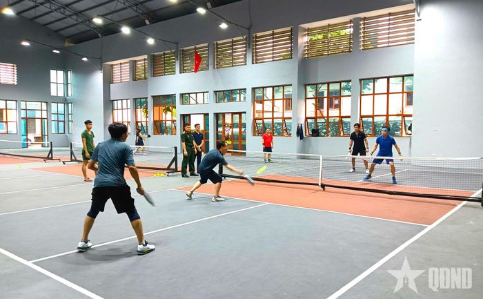 Các vận động viên thi đấu pickleball. 