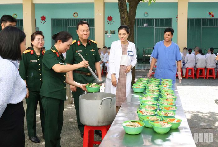   Y, bác sĩ Bệnh viện Quân y 4 chuẩn bị "Bữa ăn yêu thương" cho bệnh nhân.  