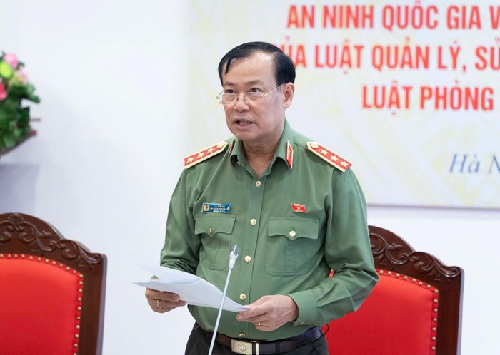 Thượng tướng Lê Tấn Tới phát biểu tại phiên họp. Ảnh: HÙNG NGUYỄN