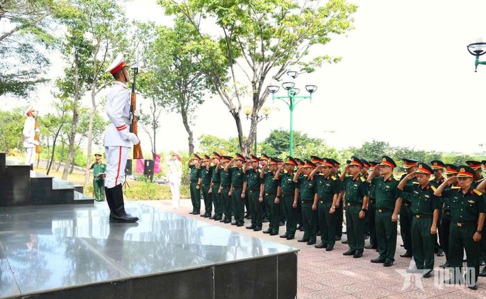 Trung tướng Lê Ngọc Hải, Ủy viên Trung ương Đảng, Tư lệnh Quân khu 5 chủ trì dâng hương tại Nghĩa trang Quân khu 5.