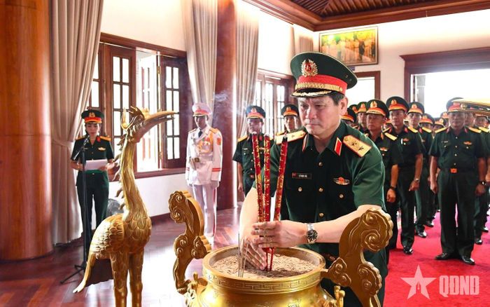 Trung tướng Lê Ngọc Hải, Ủy viên Trung ương Đảng, Tư lệnh Quân khu 5 chủ trì dâng hương tưởng niệm Chủ tịch Hồ Chí Minh.