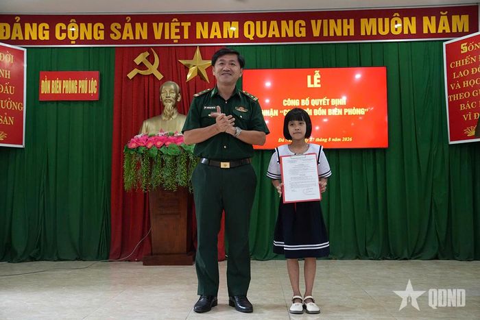 Đại diện lãnh đạo đơn vị trao Quyết định nhận thêm 1 cháu học sinh làm "Con nuôi đồn Biên phòng", là cháu Trần Nguyễn Gia Linh, học sinh lớp 4, Trường Tiểu học Hoa Lư, phường Thanh Khê.
