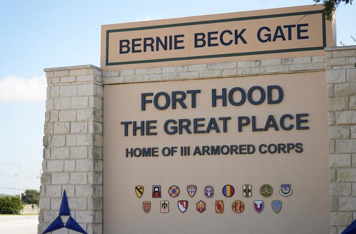 Cổng vào căn cứ Fort Hood ở bang Texas (Mỹ), một trong những địa điểm mà Lục quân Mỹ dự kiến triển khai lò phản ứng hạt nhân siêu nhỏ. Ảnh: AP